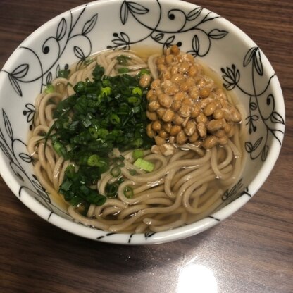 夫は納豆そば
私はうどんで頂きました！
夫婦で麺の好みが違いますが、
出汁はどちらにもあったので
手間要らずで美味しかったです^ ^
具が少ないですが^^;